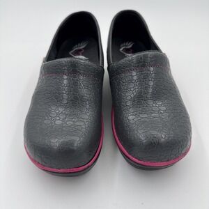 Smitten Patent Leather Nursing Clogs Grey And Pink Sz‎ 38 7.5 Slip Resistant
